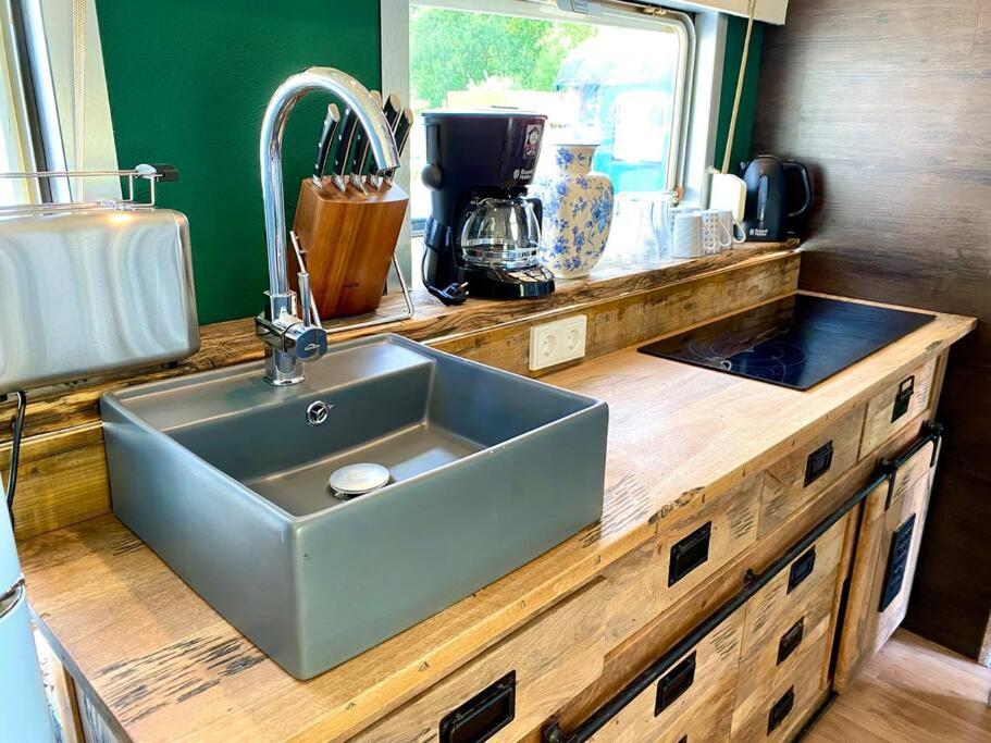 Gleis 1, Eisenbahn Waggon Mit Whirlpool Und Ofen Villa Dahlem  Exterior foto