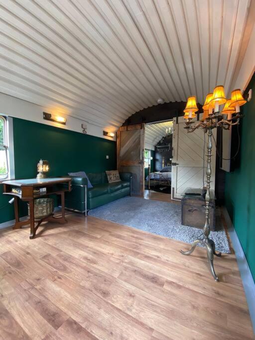 Gleis 1, Eisenbahn Waggon Mit Whirlpool Und Ofen Villa Dahlem  Exterior foto