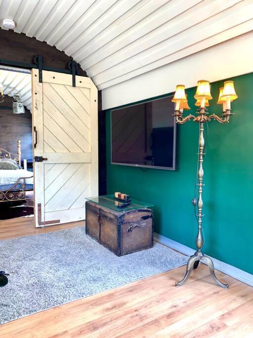 Gleis 1, Eisenbahn Waggon Mit Whirlpool Und Ofen Villa Dahlem  Exterior foto